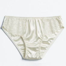 Load image into Gallery viewer, White 100% silk underwear for women, ultra-soft silk panties for sensitive skin, breathable, temperature-regulating and moisture-wicking, hypoallergenic, skin-friendly and comfortable for everyday wear or sleep.